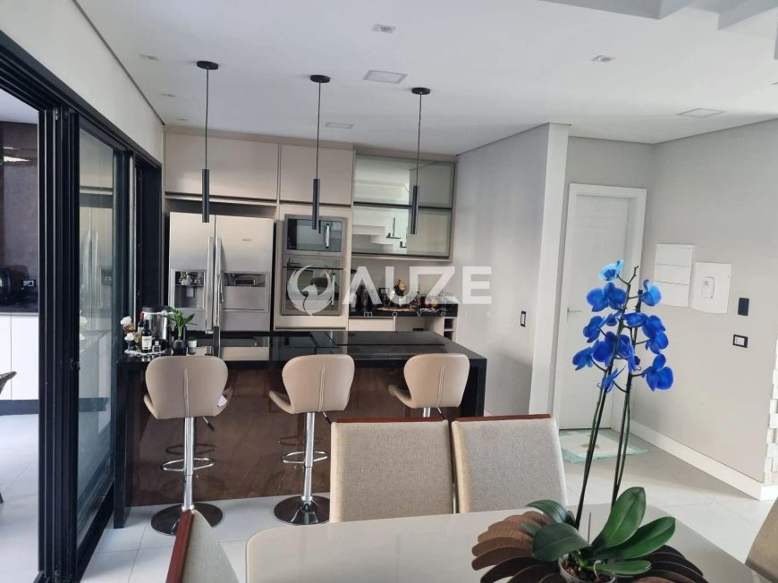 Sobrado Triplex de Alto Padrão no Capão da Imbuia – Luxo, Conforto e Pronto para Morar!