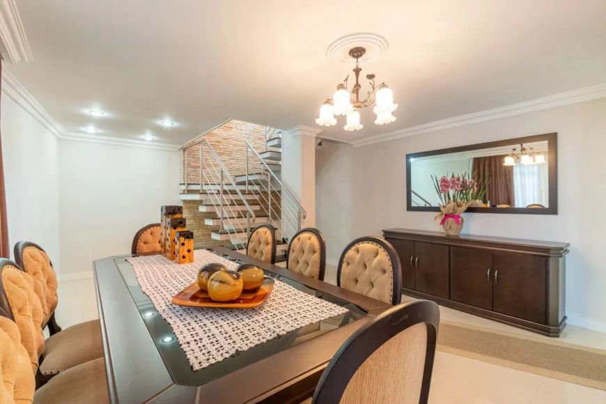 Casa com 3 dormitórios à venda. São 284,16 m² privativos por R$ 1.395.000 no bairro Tingui em Curiti