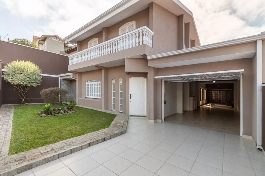 Casa com 3 dormitórios à venda. São 284,16 m² privativos por R$ 1.395.000 no bairro Tingui em Curiti