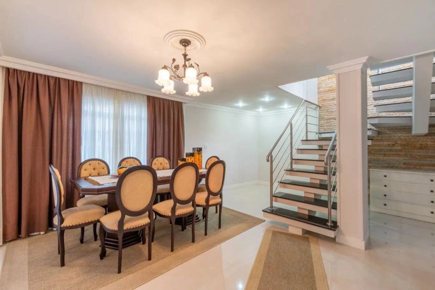 Casa com 3 dormitórios à venda. São 284,16 m² privativos por R$ 1.395.000 no bairro Tingui em Curiti