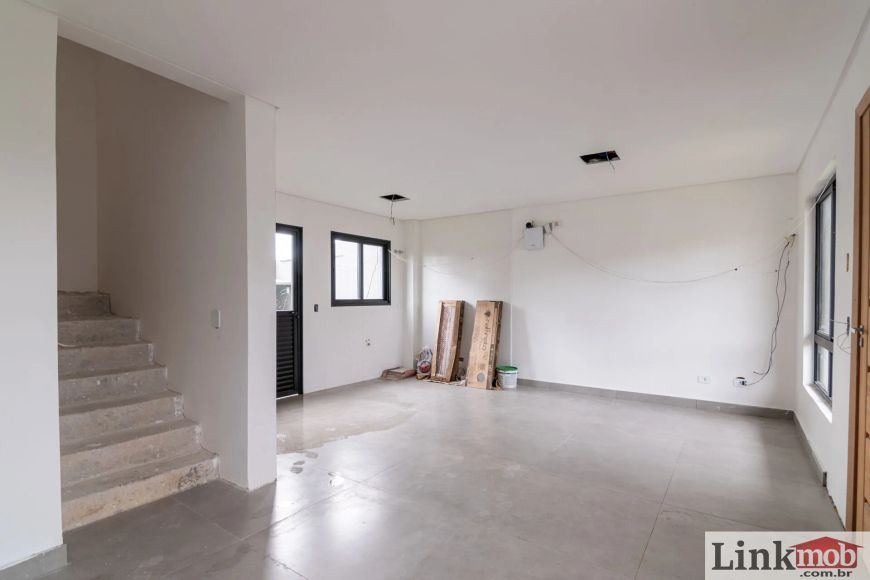 Sobrado Triplex com 3 dormitórios (1 suite) à venda. São 141,70 m² por R$ 589.000 no bairro Lindóia