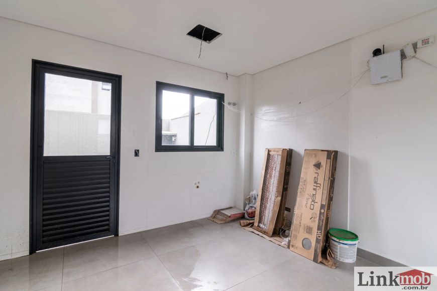 Sobrado Triplex com 3 dormitórios (1 suite) à venda. São 141,70 m² por R$ 589.000 no bairro Lindóia