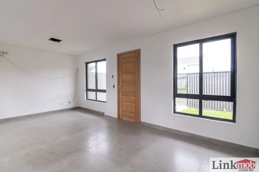 Sobrado Triplex com 3 dormitórios (1 suite) à venda. São 141,70 m² por R$ 589.000 no bairro Lindóia