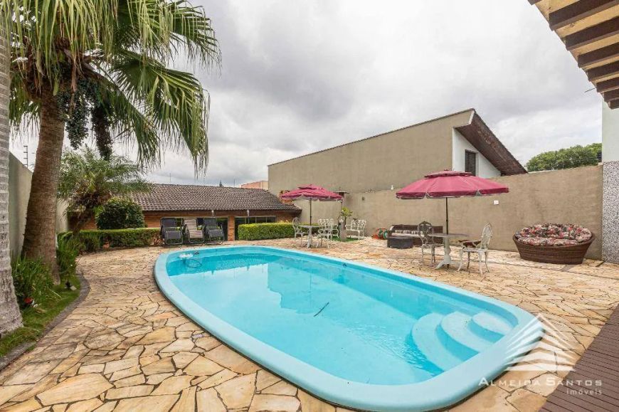 Casa a venda no Rebouças, 4 dormitórios, 3 suítes, 4 vagas de garagem, quintal com piscina, varanda
