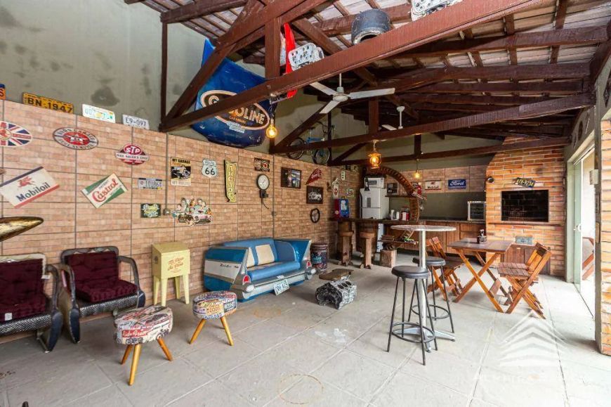 Casa a venda no Rebouças, 4 dormitórios, 3 suítes, 4 vagas de garagem, quintal com piscina, varanda