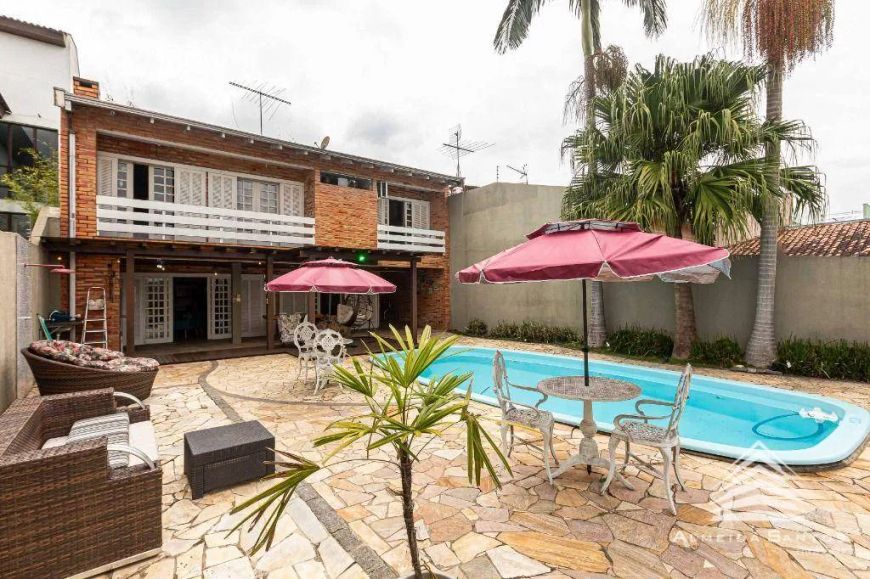 Casa a venda no Rebouças, 4 dormitórios, 3 suítes, 4 vagas de garagem, quintal com piscina, varanda