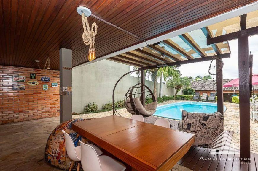 Casa a venda no Rebouças, 4 dormitórios, 3 suítes, 4 vagas de garagem, quintal com piscina, varanda