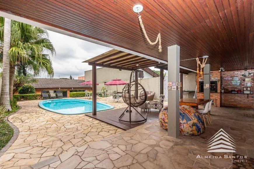 Casa a venda no Rebouças, 4 dormitórios, 3 suítes, 4 vagas de garagem, quintal com piscina, varanda