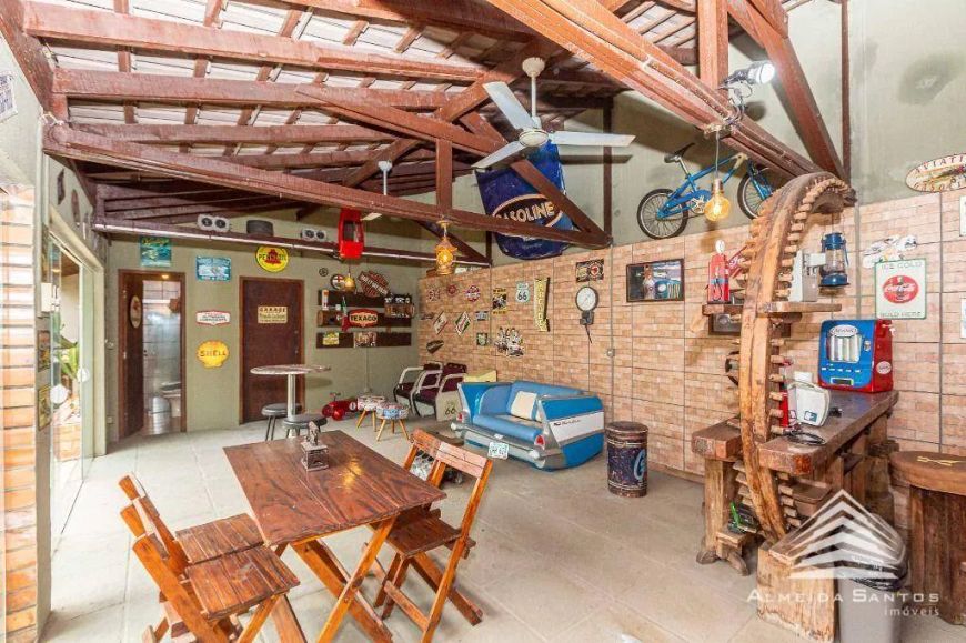 Casa a venda no Rebouças, 4 dormitórios, 3 suítes, 4 vagas de garagem, quintal com piscina, varanda