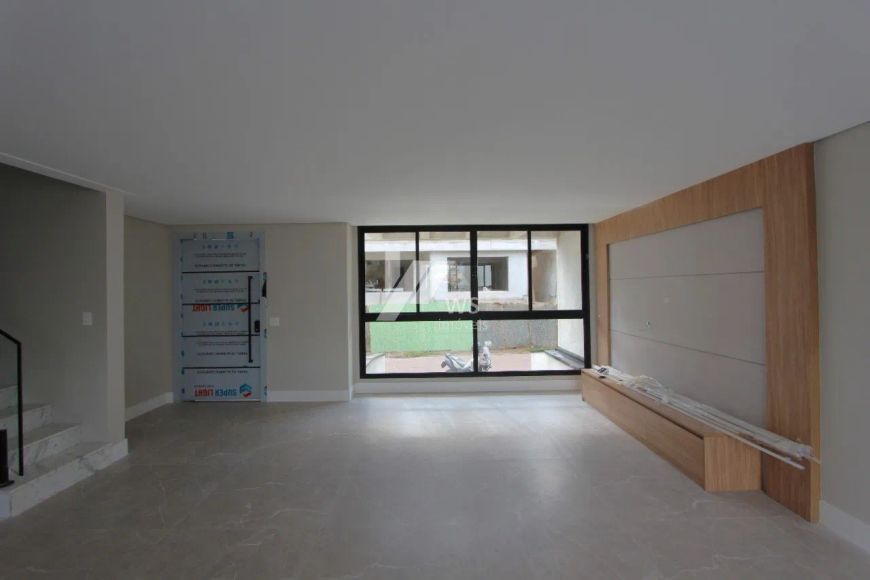 Casa Semimobiliada com Piscina!