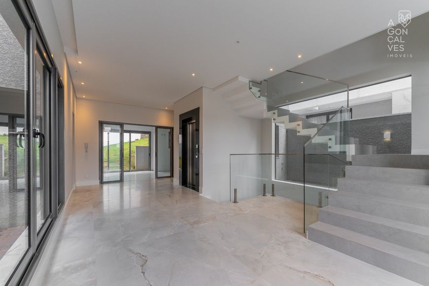 Casa em Condomínio, 04 Suítes, 04 Vagas, Elevador Privativo, Santo Inácio, Curitiba.
