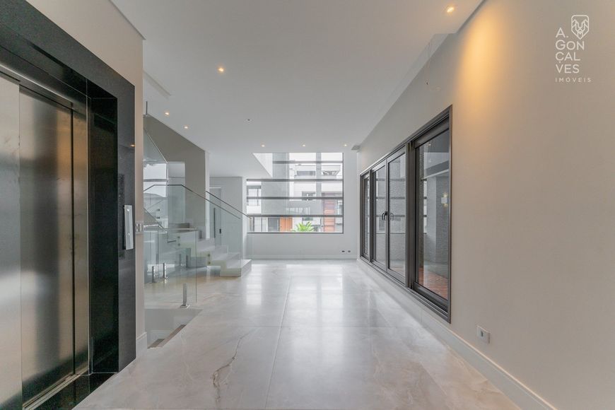 Casa em Condomínio, 04 Suítes, 04 Vagas, Elevador Privativo, Santo Inácio, Curitiba.