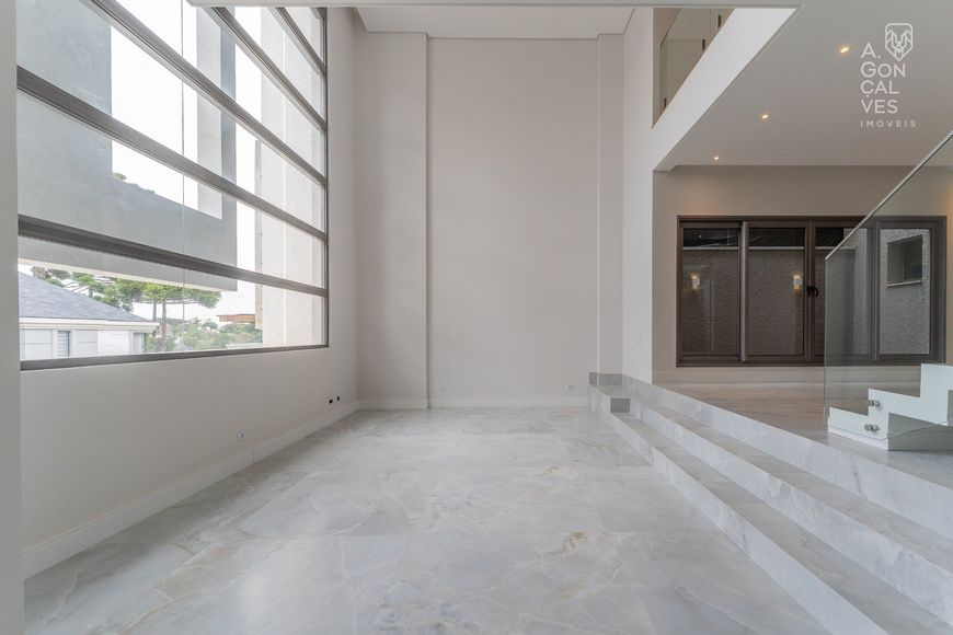 Casa em Condomínio, 04 Suítes, 04 Vagas, Elevador Privativo, Santo Inácio, Curitiba.