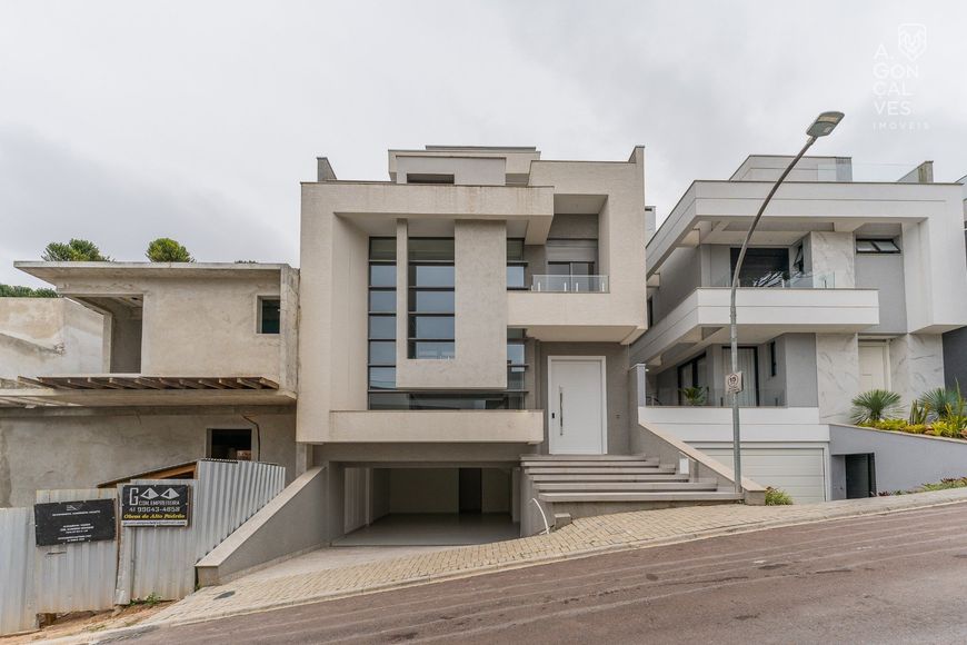 Casa em Condomínio, 04 Suítes, 04 Vagas, Elevador Privativo, Santo Inácio, Curitiba.