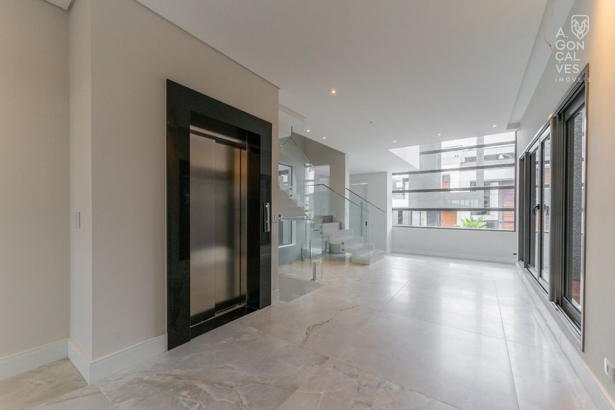 Casa em Condomínio, 04 Suítes, 04 Vagas, Elevador Privativo, Santo Inácio, Curitiba.