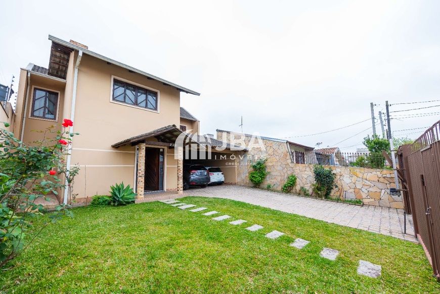 CASA AMPLA COM 3 QTOS - ESPAÇO DE TERRENO NOS FUND