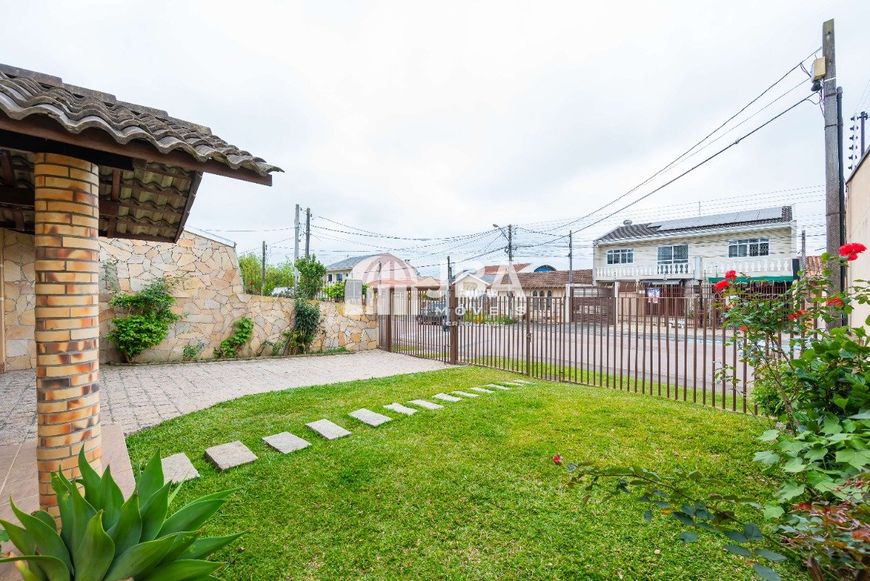 CASA AMPLA COM 3 QTOS - ESPAÇO DE TERRENO NOS FUND