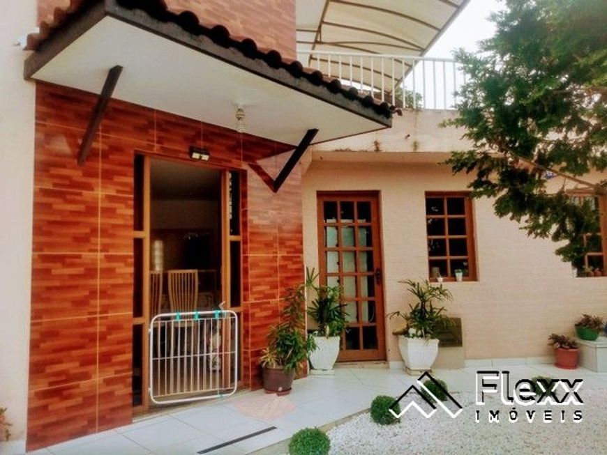 Sobrado com 4 dormitórios à venda, 270 m² por R$ 1.050.000,00 - Xaxim - Curitiba/PR