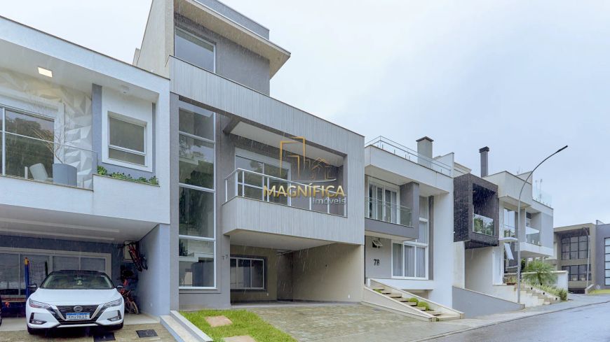 Casa em condomínio no Uberaba, 281,00m² construídos, quatro suítes e duas vagas cobertas;