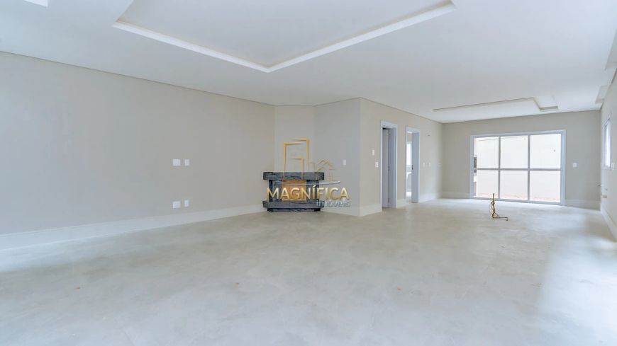 Casa em condomínio no Uberaba, 281,00m² construídos, quatro suítes e duas vagas cobertas;