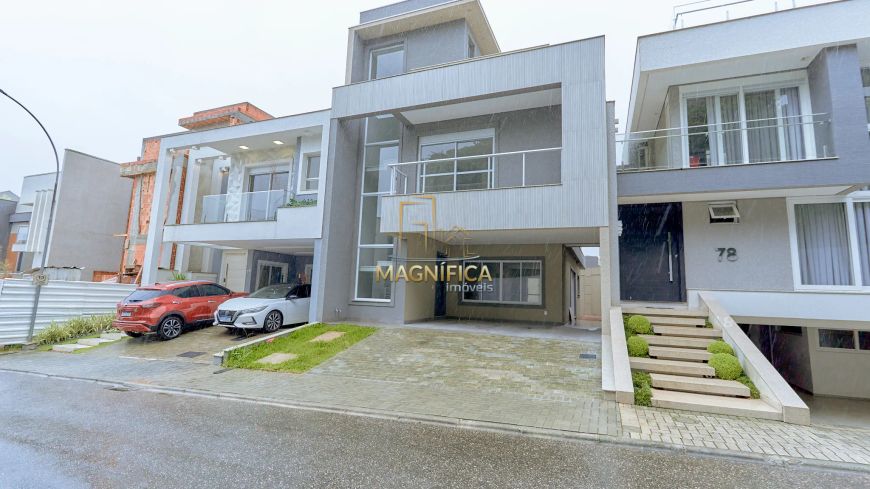 Casa em condomínio no Uberaba, 281,00m² construídos, quatro suítes e duas vagas cobertas;