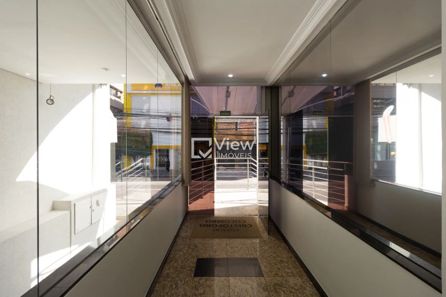 Sala comercial no coração pulsante de Curitiba.
