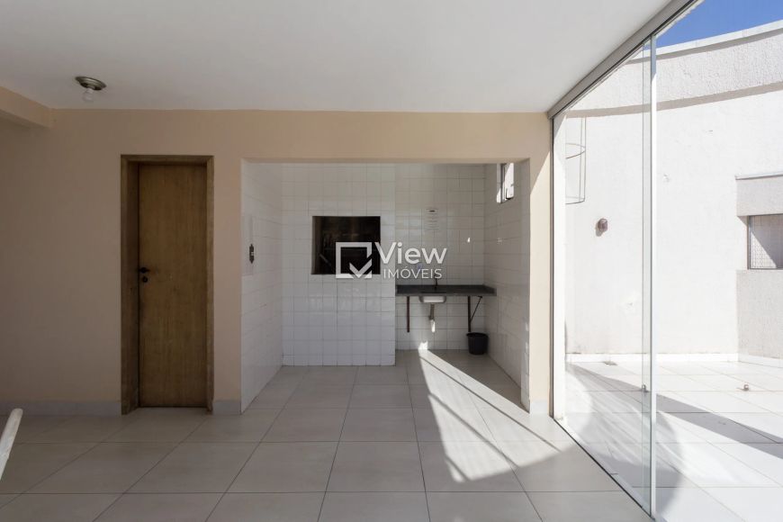 Sala comercial no coração pulsante de Curitiba.