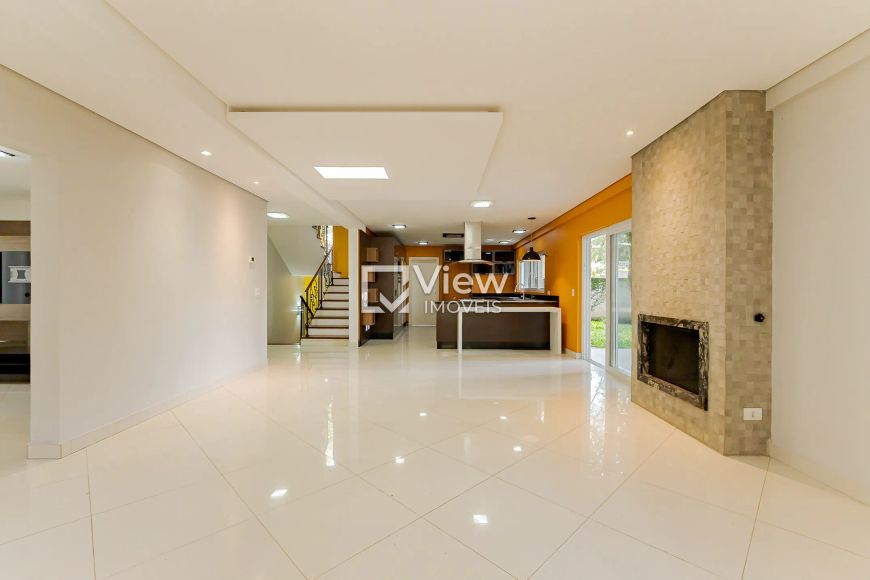Casa em condomínio fechado.