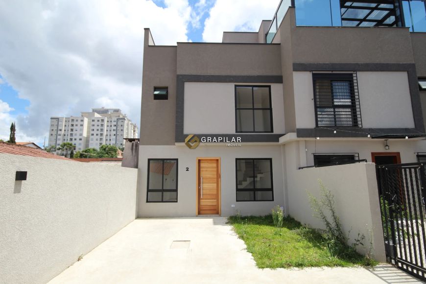 Sobrado triplex à venda em condomínio fechado no bairro Lindóia, Curitiba - PR.