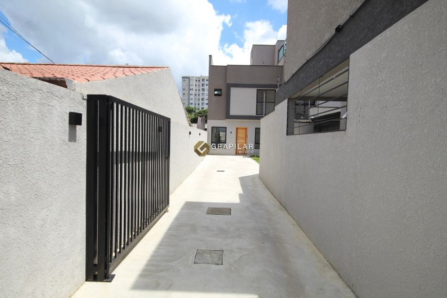 Sobrado triplex à venda em condomínio fechado no bairro Lindóia, Curitiba - PR.