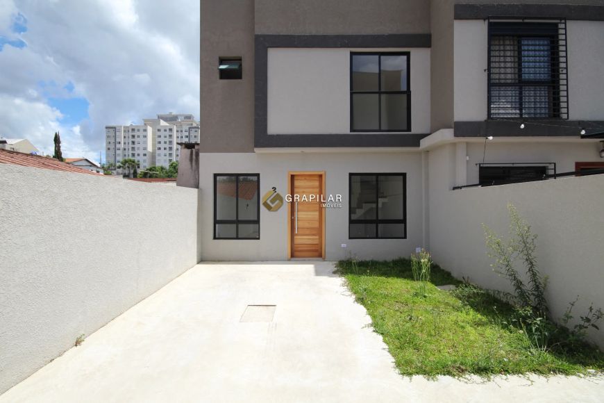 Sobrado triplex à venda em condomínio fechado no bairro Lindóia, Curitiba - PR.