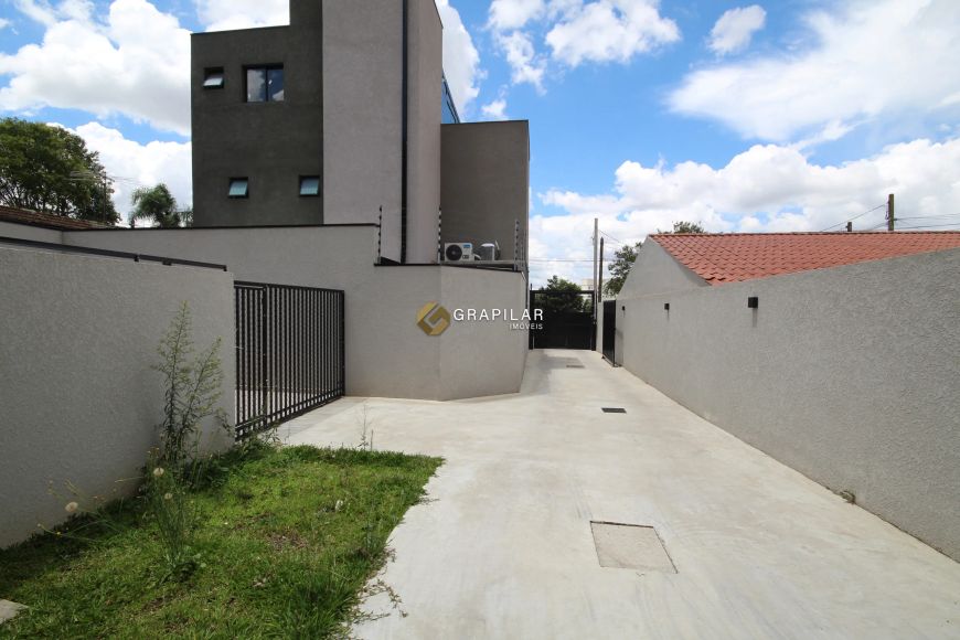 Sobrado triplex à venda em condomínio fechado no bairro Lindóia, Curitiba - PR.