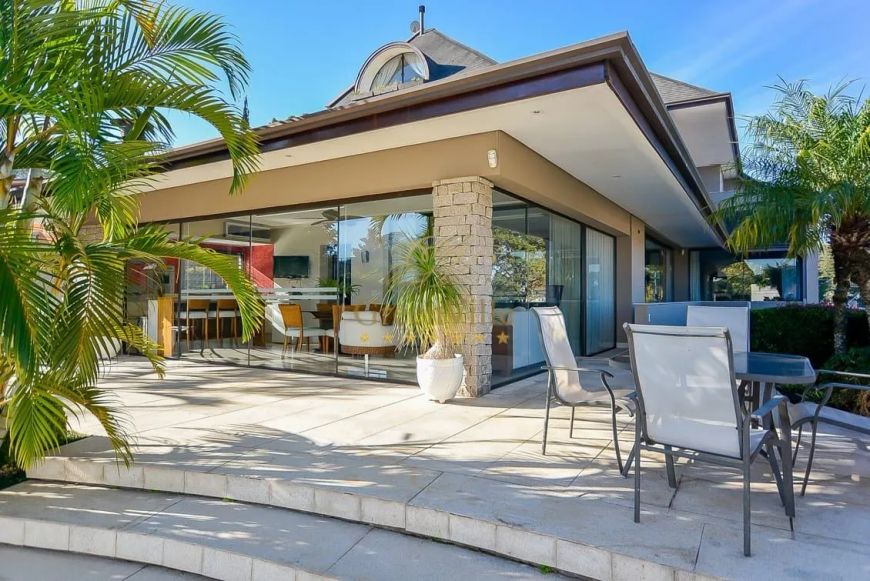Jardim Social, casa 648m², com guarita, 4 quartos sendo 3 suítes, 3 vagas, piscina, Curitiba, PR
