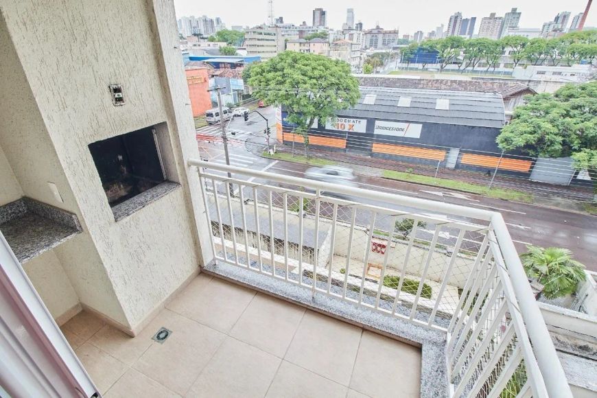 Apartamento semimobiliado 3 quartos e 2 vagas no Rebouças Curitiba