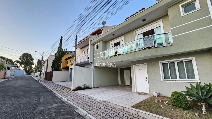 Lindo Sobrado em Condomínio no bairro Alto Boqueirão