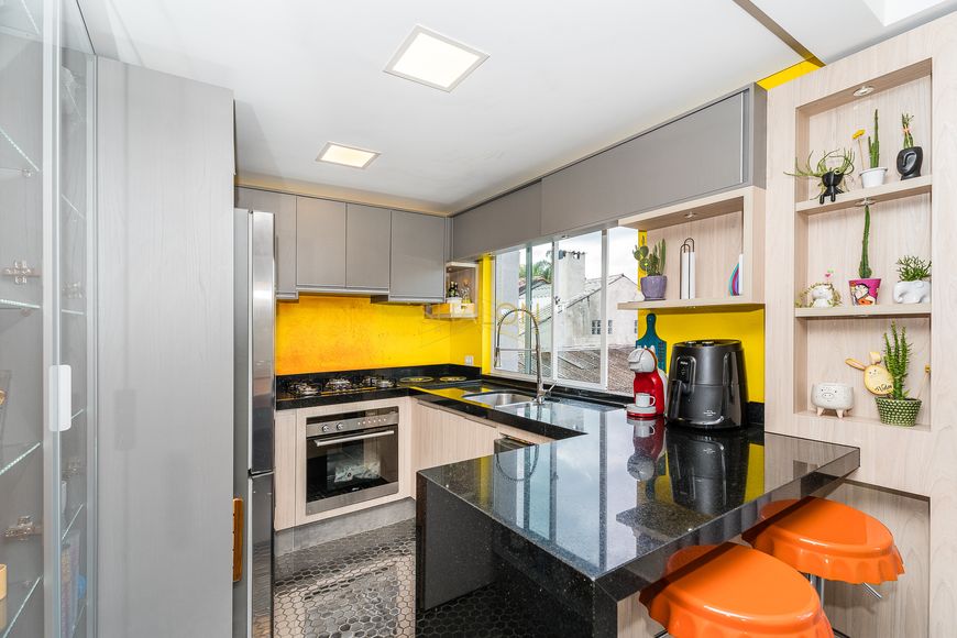 SOBRADO SEMI MOBILIADO TRIPLEX EM CONDOMINIO COM PORTARIA- EXCELENTE ACABAMENTO CAMPO COMPRIDO