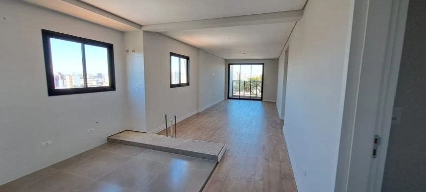 Imóvel para venda possui 147 metros quadrados com 3 quartos em Bacacheri - Curitiba - PR