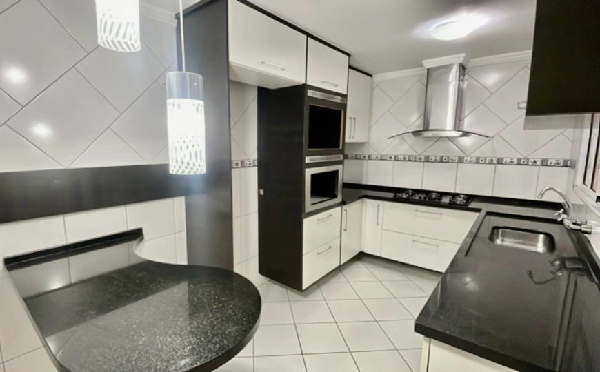 Sobrado com 3 quartos à venda por R$ 710000.00, 236.00 m2 - CAPAO RASO - CURITIBA/PR