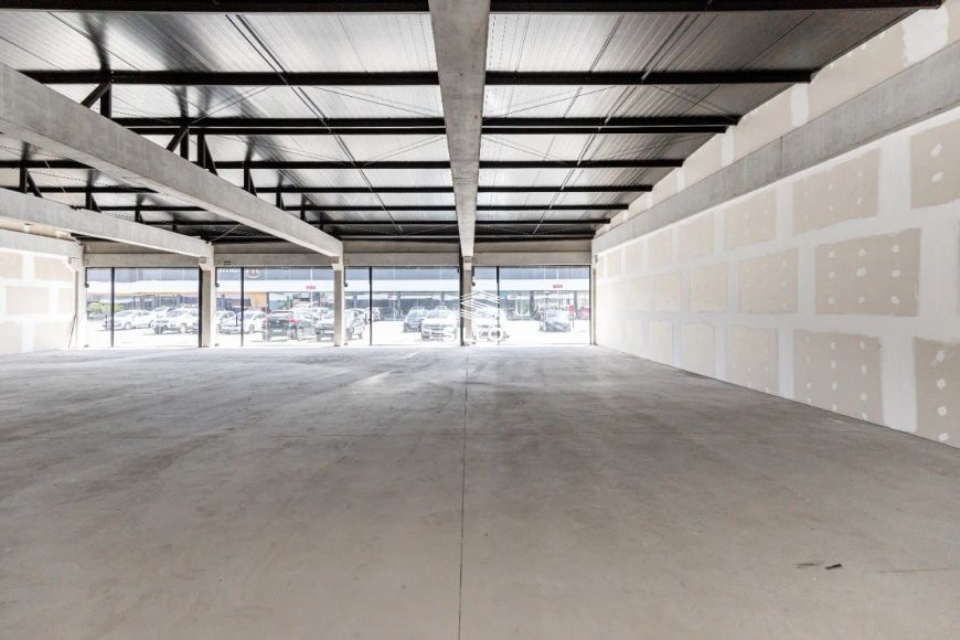 Loja 05 com 93,00 m² para alugar no Centro Comercial Vila Lamu no Novo Mundo