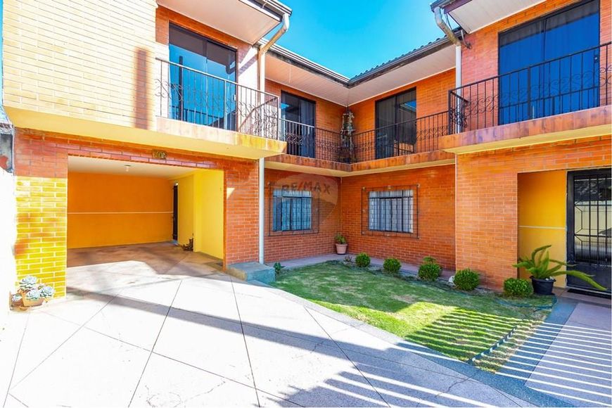 Sobrado à venda bairro Sítio Cercado 4 quartos.