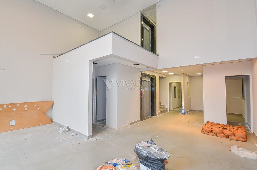 Prédio Comercial Novo com 800m² e 638m² de área construída Entre os terminais do Capão Raso e Pinhei