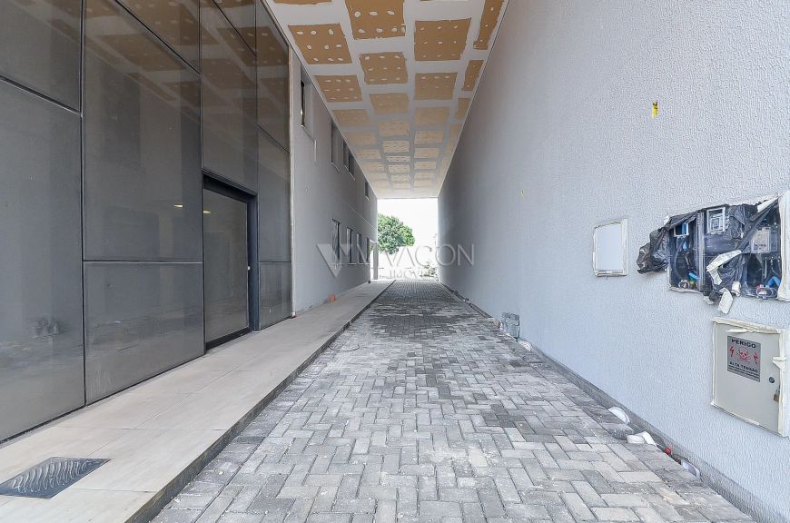 Prédio Comercial Novo com 800m² e 638m² de área construída Entre os terminais do Capão Raso e Pinhei