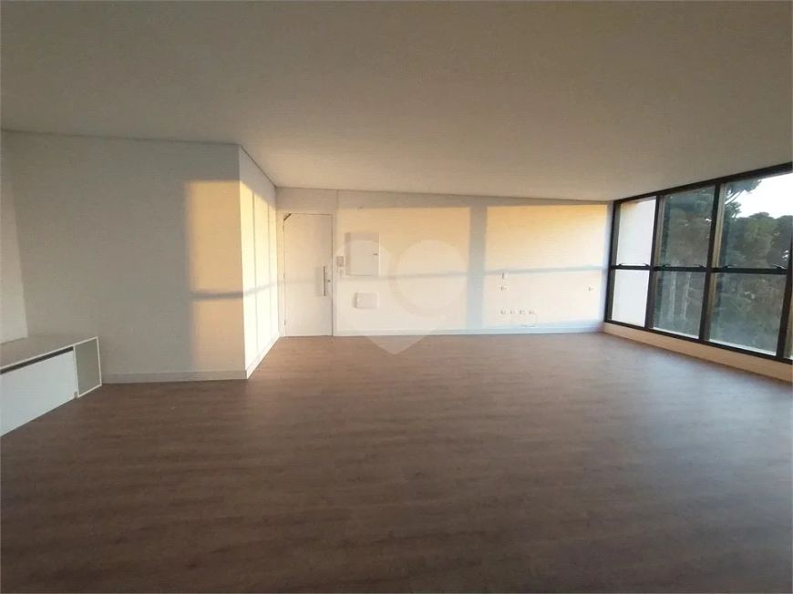 Duplex para venda possui 185 metros quadrados com 3 quartos em Santo Inácio - Curitiba - PR