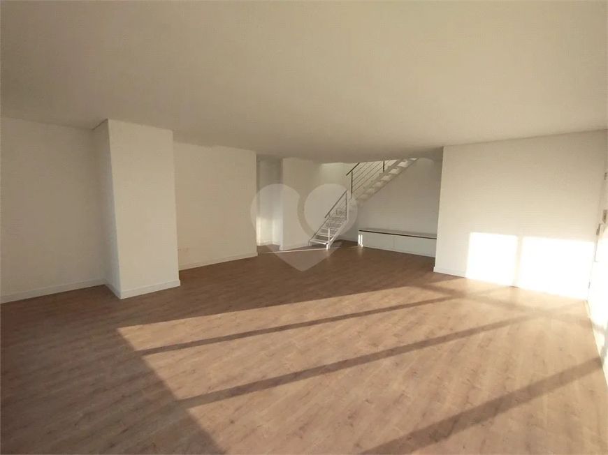 Duplex para venda possui 185 metros quadrados com 3 quartos em Santo Inácio - Curitiba - PR