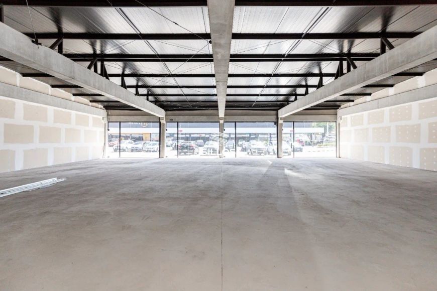 Loja 04 com 93,00 m² para alugar no Centro Comercial Vila Lamu no Novo Mundo