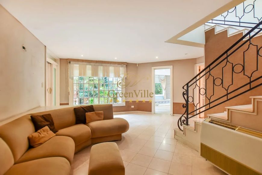 Casa triplex, desocupada, com local para elevador de carga, no condomínio São Lourenço, 471m²,4 suí