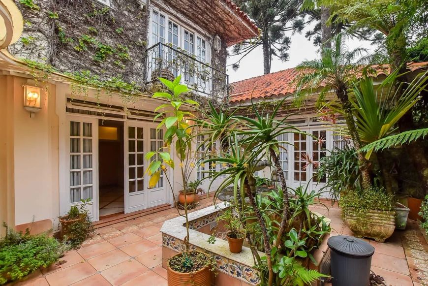 Casa triplex, desocupada, com local para elevador de carga, no condomínio São Lourenço, 471m²,4 suí
