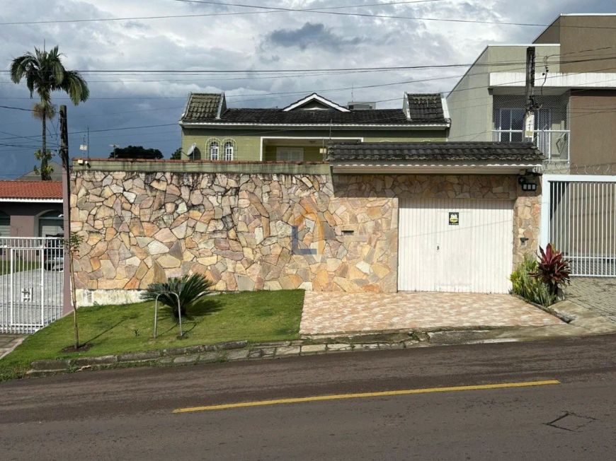 Sobrado com 392m² no bairro Santa Quitéria