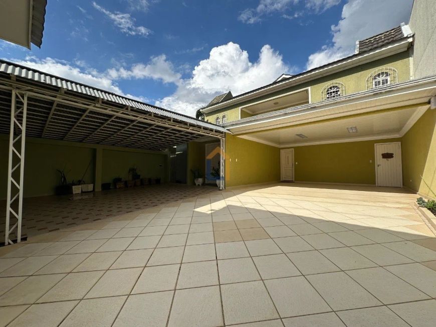Sobrado com 392m² no bairro Santa Quitéria