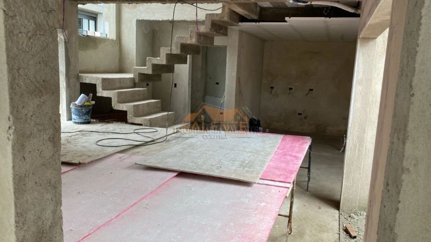 Sobrado em condomínio à venda em Curitiba-PR, bairro Santa Cândida. Com 4 quartos, 2 suítes, 4 banhe